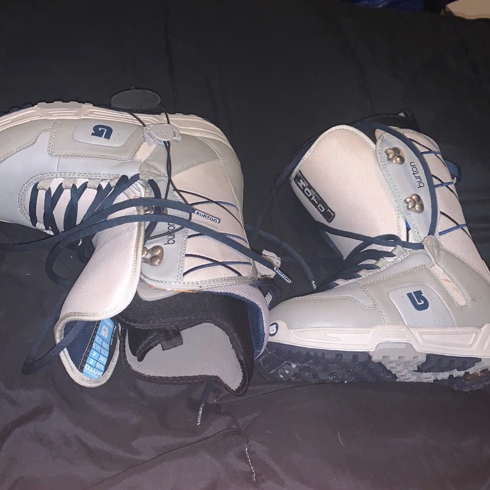 Burton ski boots size 6 - NEVER WORN
